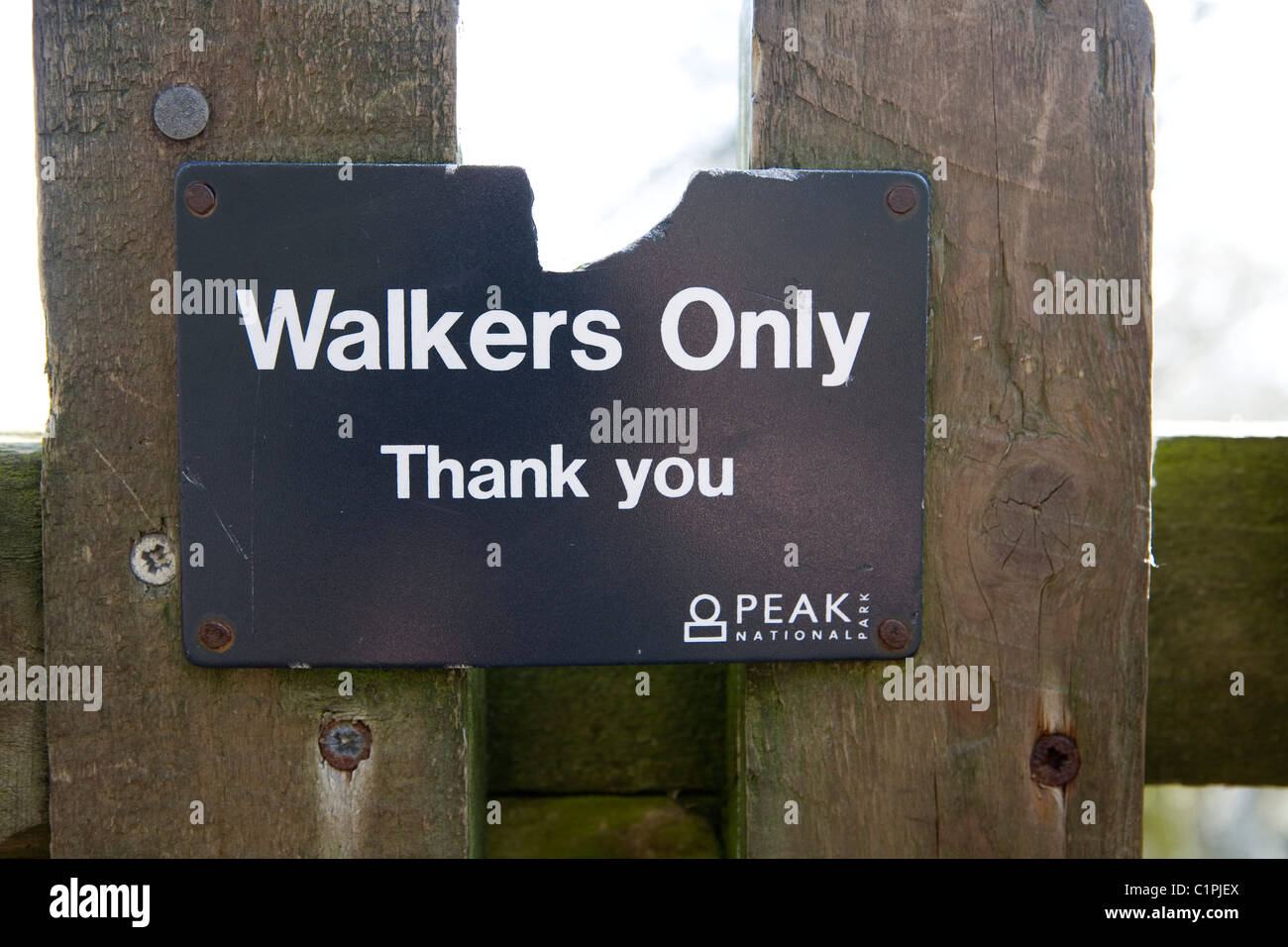 England, Peak District, Wanderer registrieren nur auf Zaun Stockfoto
