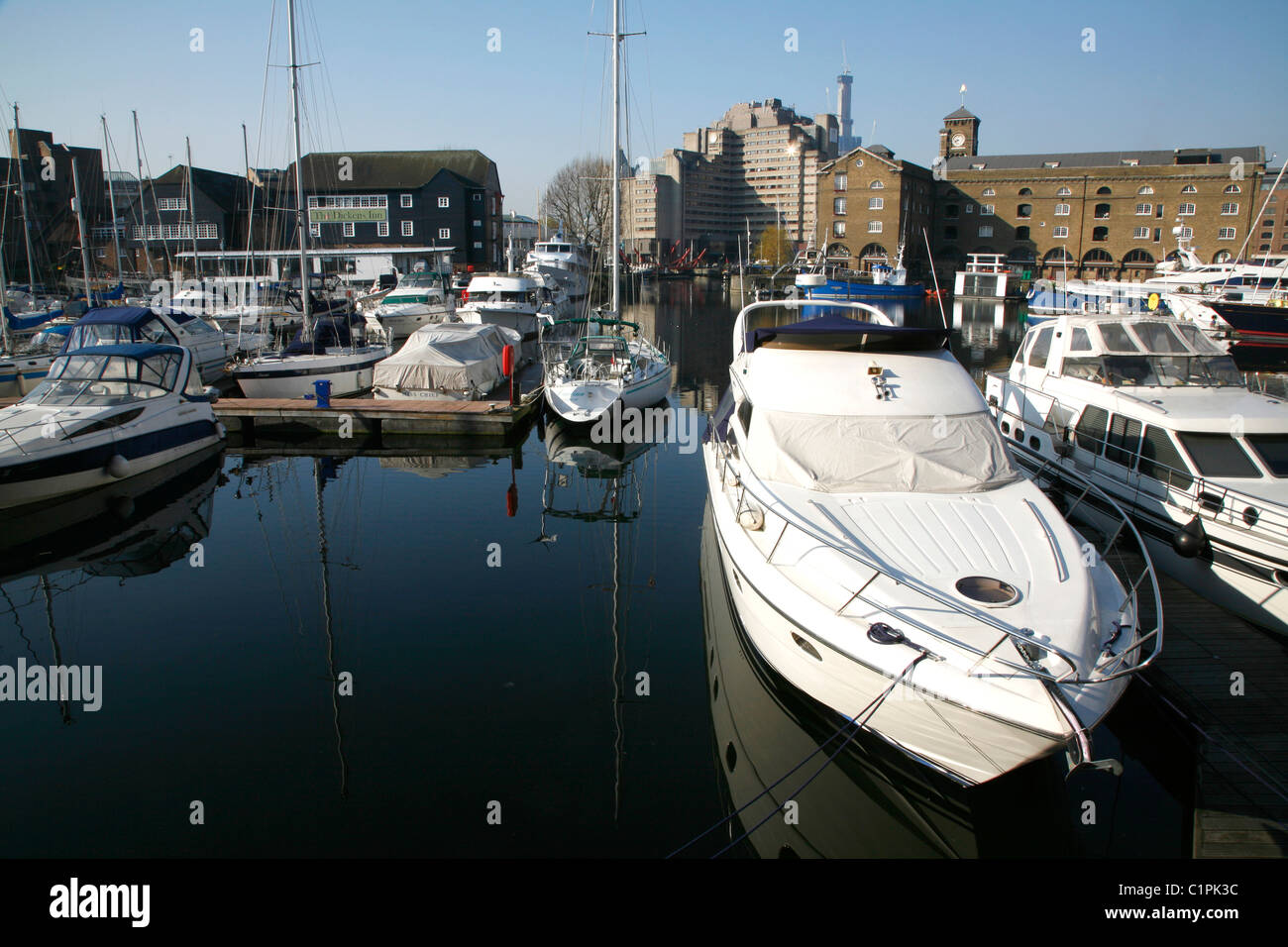 Yachten ankern in St Katharine Dock, Wapping, London, Großbritannien Stockfoto