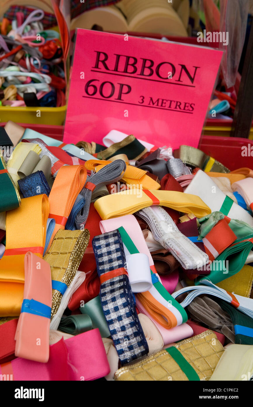 England, Derbyshire, Bakewell, Bänder für den Verkauf auf Marktstand Stockfoto