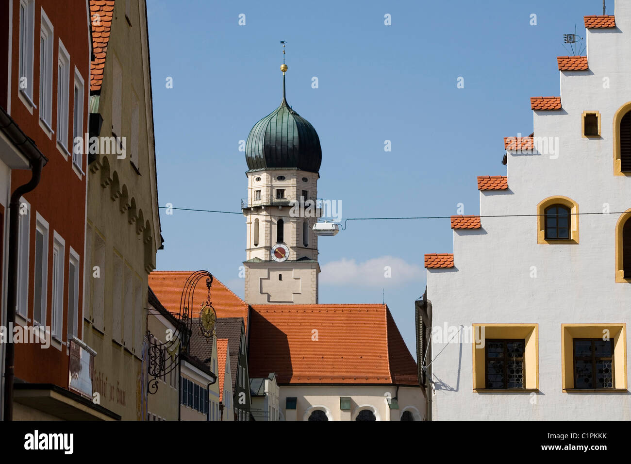 Deutschland, Bayern, Schongau, Turm der barocken Kirche und die umliegenden Gebäude Stockfoto
