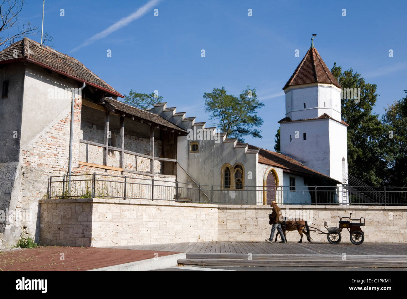 Deutschland, Bayern, Schongau, Mann zu Fuß, mit Pferd und Wagen neben Turm und Stadtmauer Stockfoto