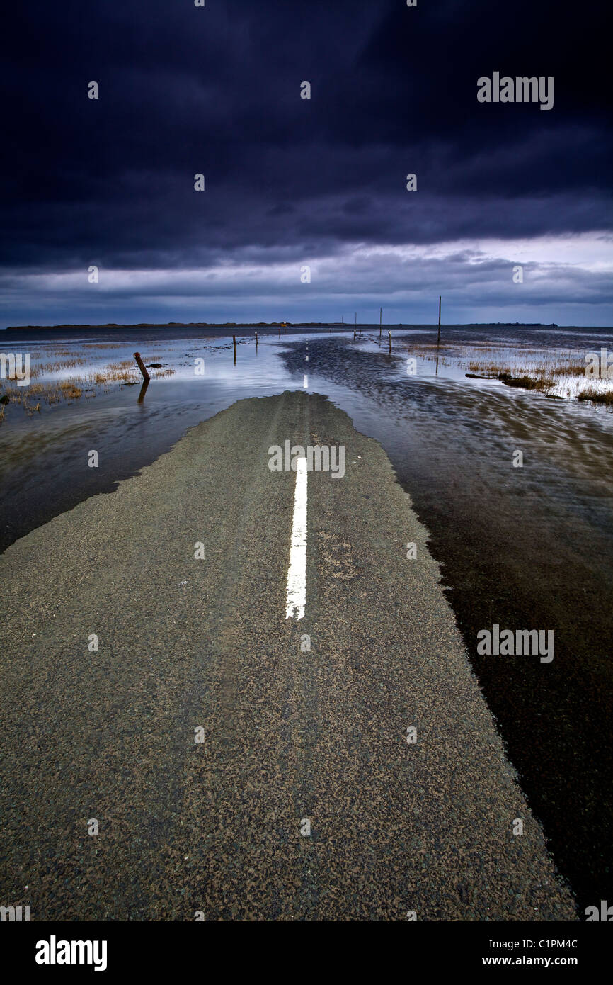 Lindisfarne Damm von der Flut überschwemmt. Holy Island. Stockfoto