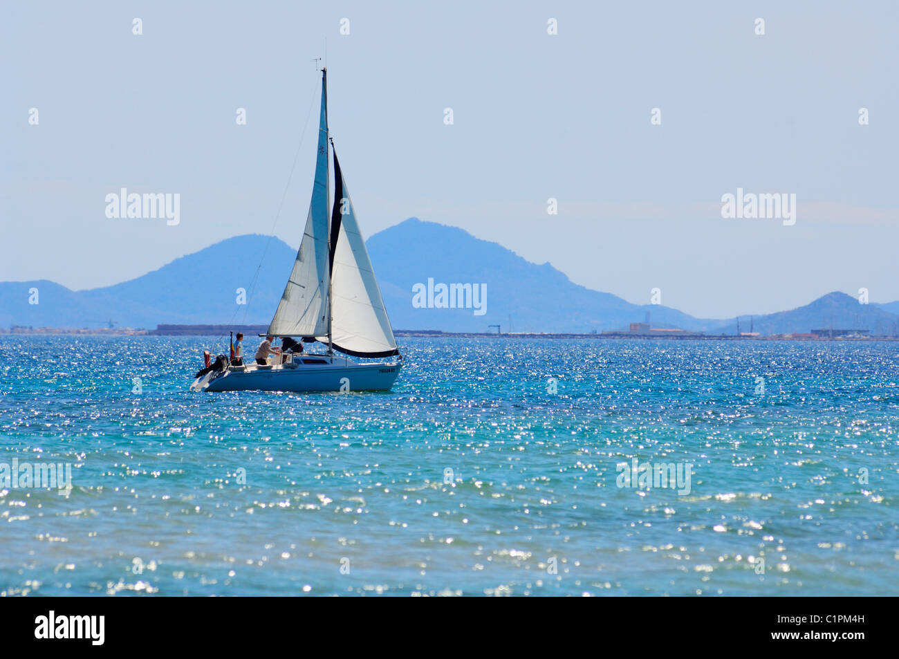 Eine kleine Yacht segeln im Mittelmeer in der Nähe von Dehesa de Campoamor an der Costa Blanca Küste der Provinz Alicante, Spanien. Stockfoto