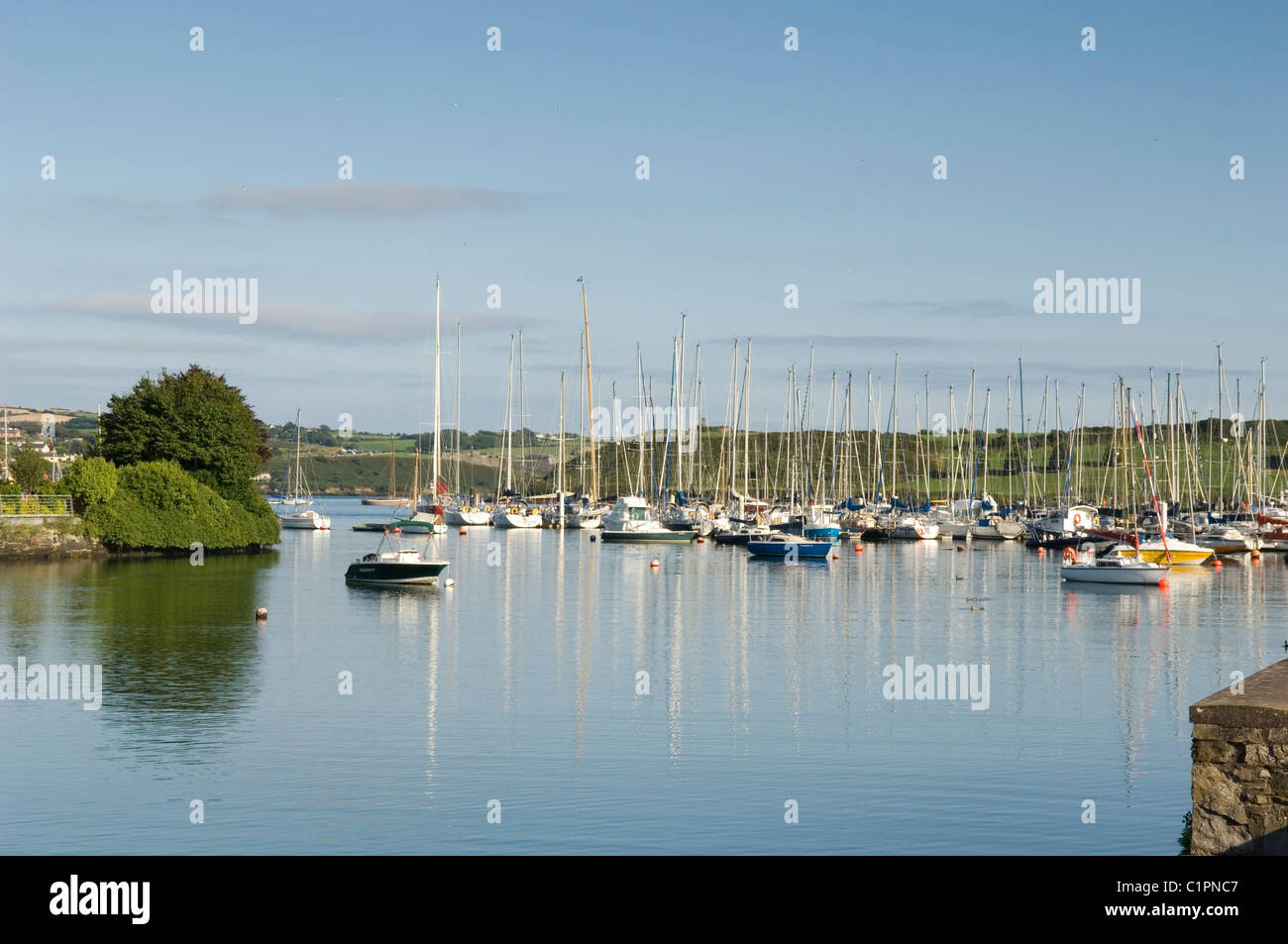 Republik von Irland, County Cork, Kinsale, Boote im Hafen Stockfoto