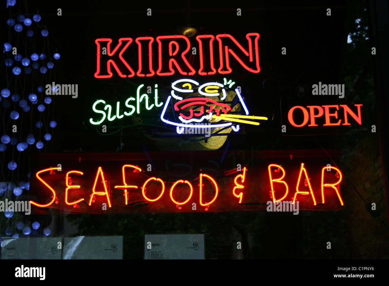 Ein helles Neon-Schild für eine japanische Meeresfrüchte-Restaurant und Bar, Seattle, USA, Werbung, Kirin-Bier und sushi Stockfoto