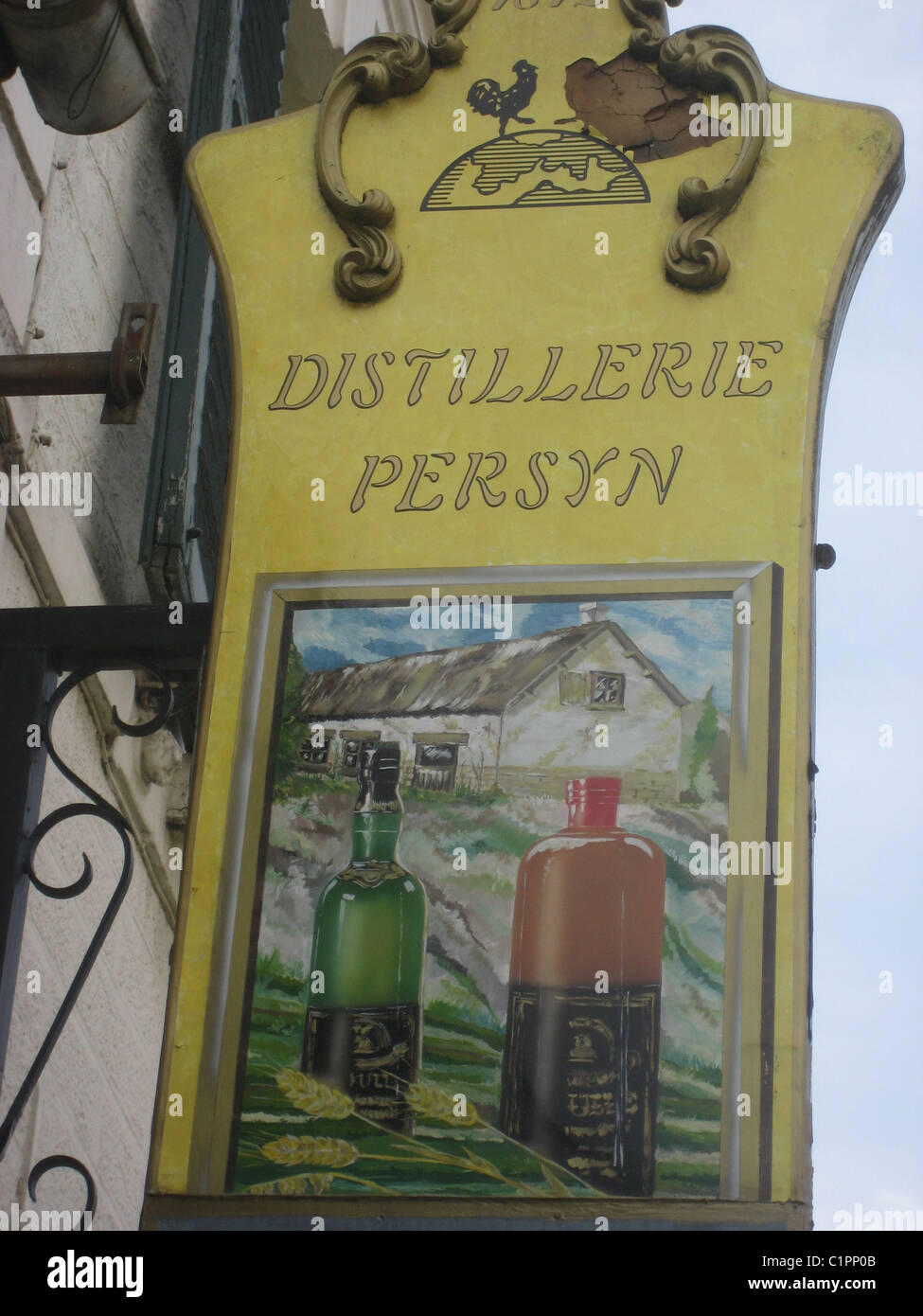 2008, Schild für die Persyn Gin Distillerie (Distillerie Persyn), in der Spirituosen aus mit Beeren aromatisierten Getreiden hergestellt werden, Houlle, Pas des Calais, Frankreich. Stockfoto