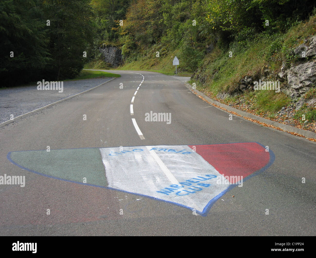 pics Col De Portet D'aspet https www alamy de stockfoto frankreich pryenees auf strasse gemalt hommage an italienischen radrennfahrer fabio casartelli verstorbenen descenting col du portet daspet 35535644 html