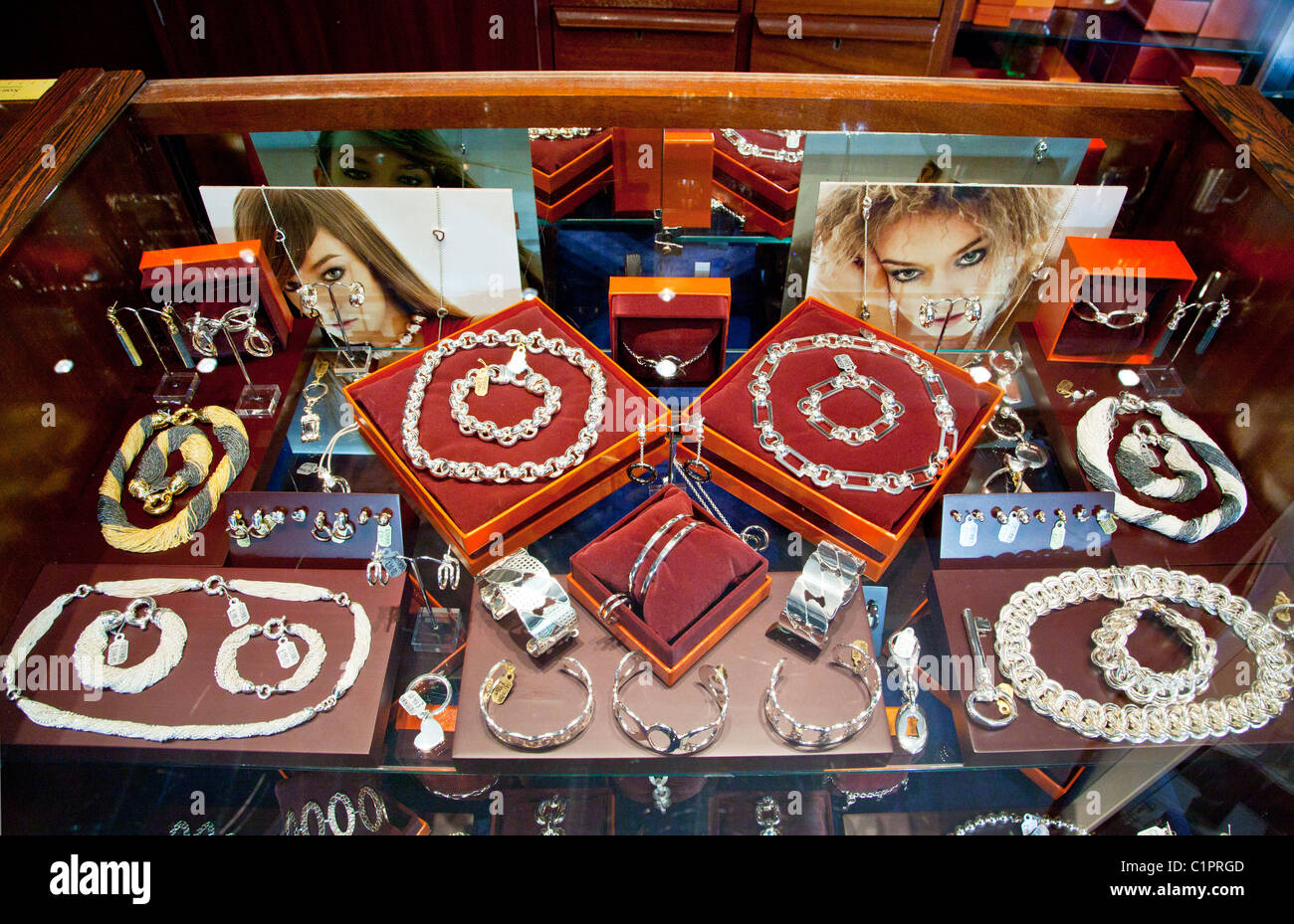 Thekendisplay von Schmuck in einem Juwelierladen in der Provinz englischen Warminster in Wiltshire, England, UK Stockfoto