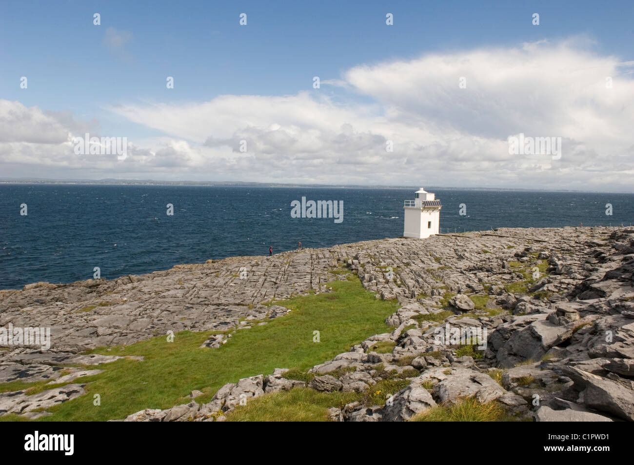 Republik von Irland, The Burren, Black Head Leuchtturm auf Karst Klippe Stockfoto
