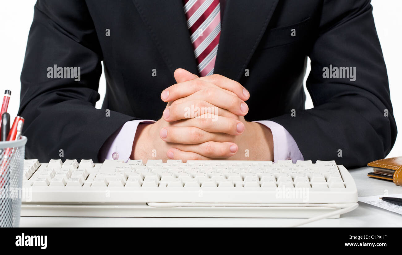 Bild des männlichen Hände zusammen vor ihm und mit Tastatur vor Stockfoto