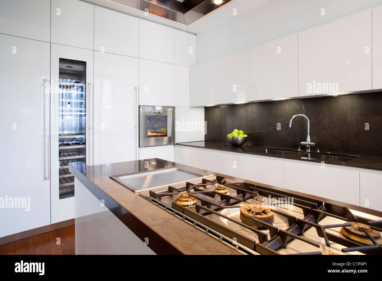 Moderne weiß glänzend polierten Küchenmöbel Stockfoto