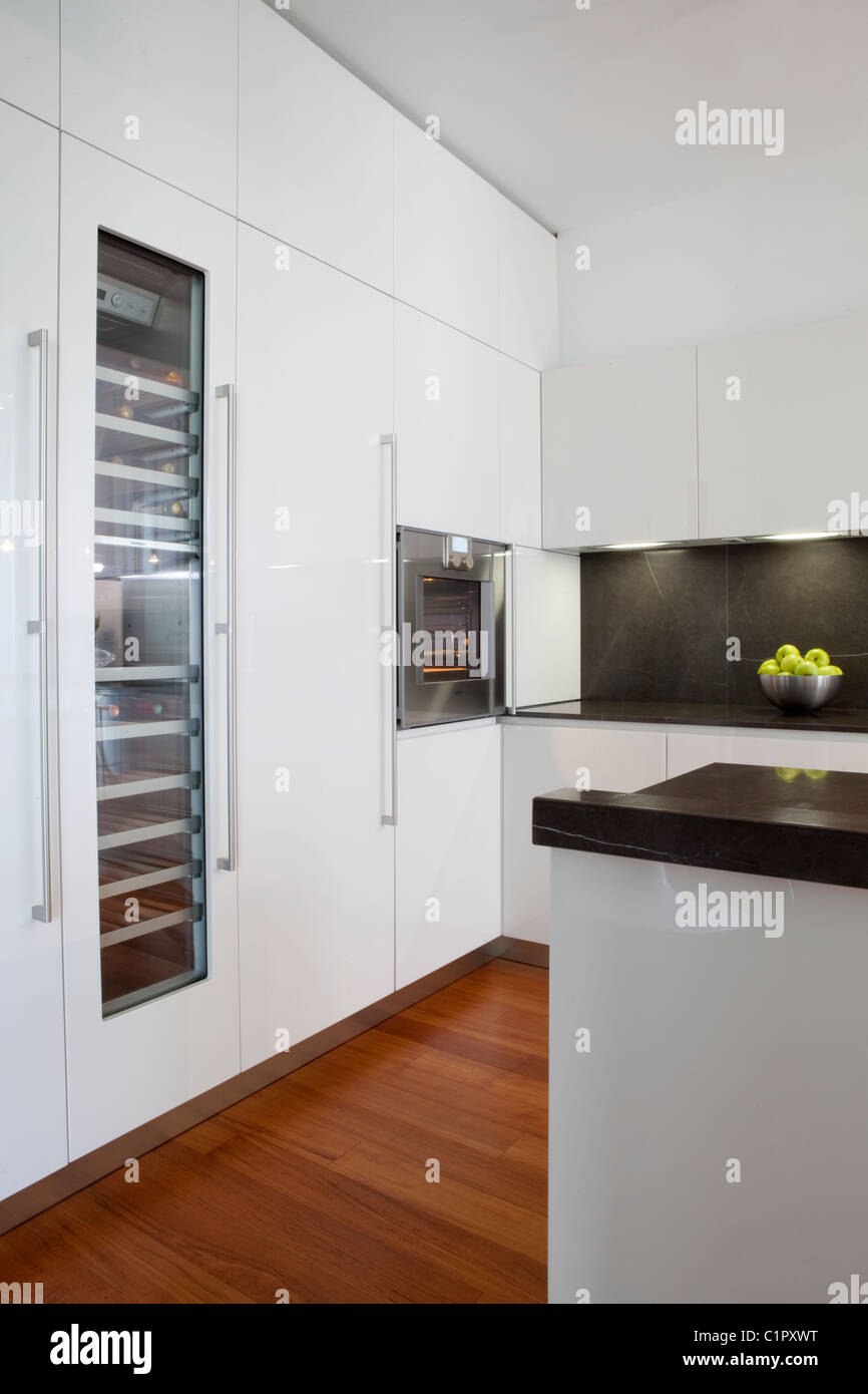 Moderne weiß glänzend polierten Küchenmöbel Stockfoto