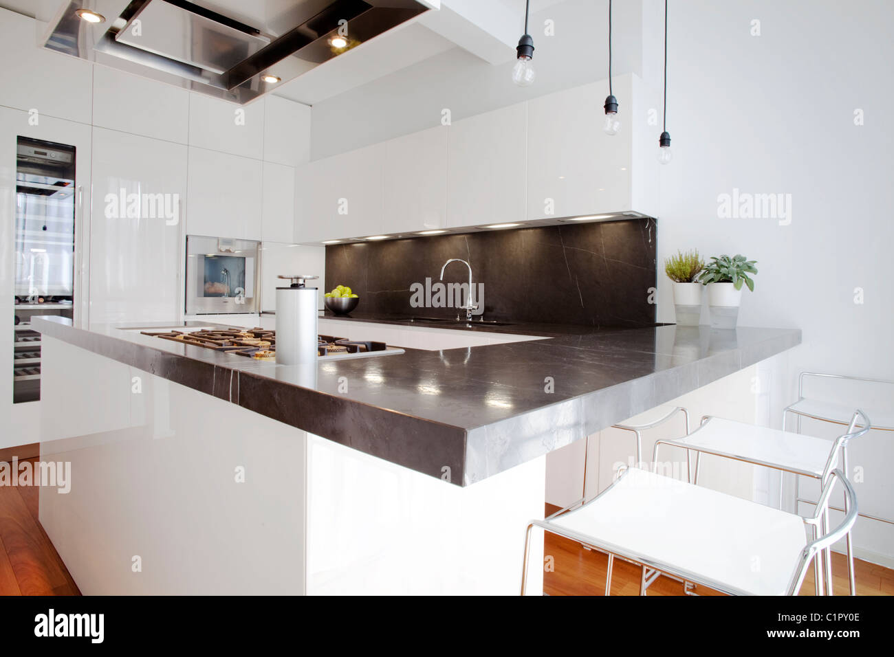 Moderne weiß glänzend polierten Küche mit schwarzen Brett Zähler Stockfoto