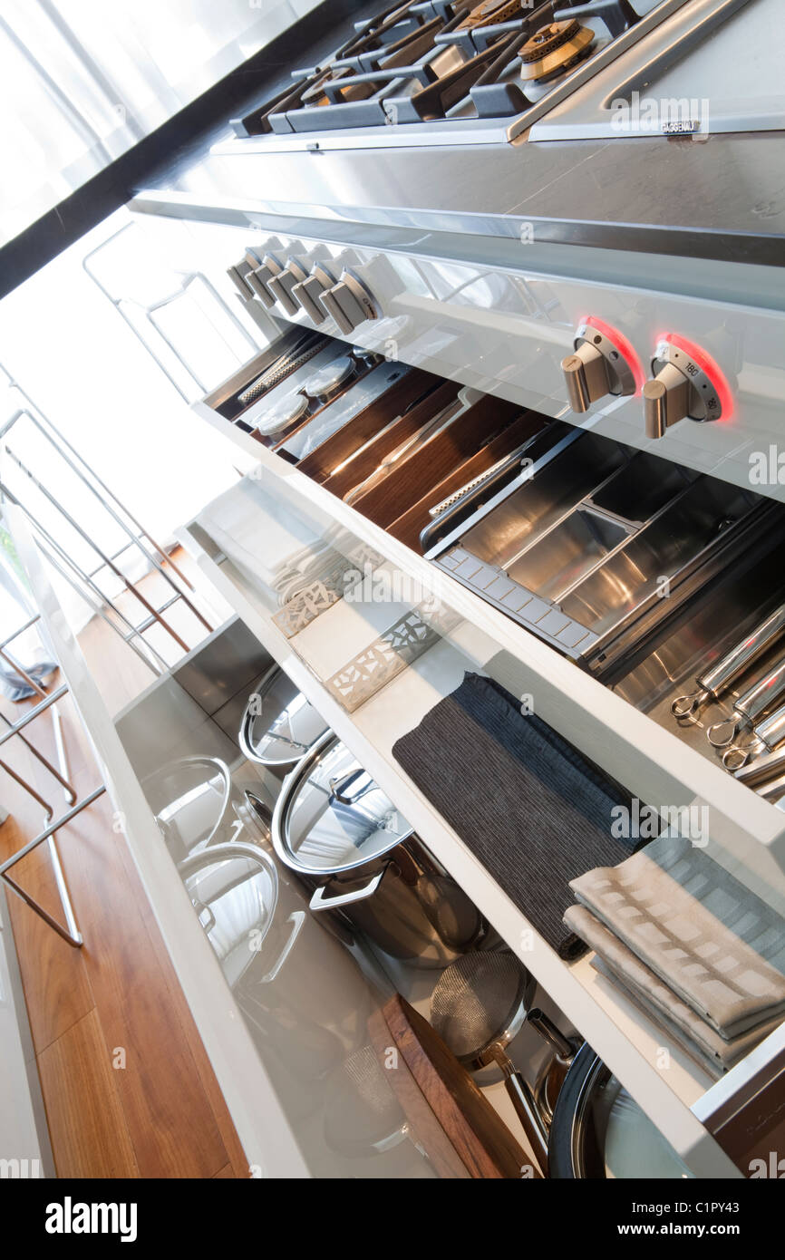 Modern ausgestattete Küche mit praktikablen Schubladen unter Herd Platine Stockfoto