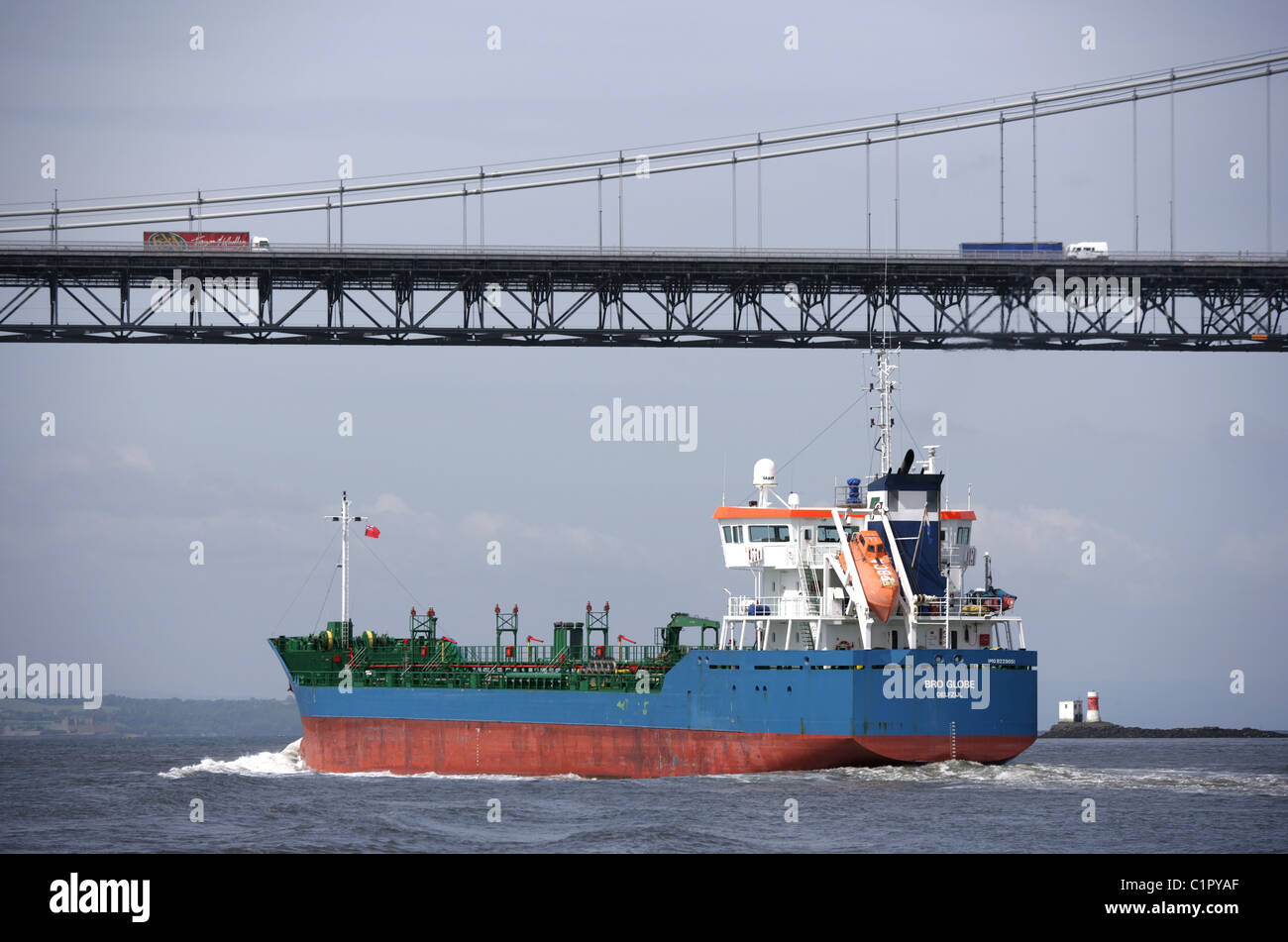 Ein großes Boot segeln unter die Forth Road Bridge. Stockfoto