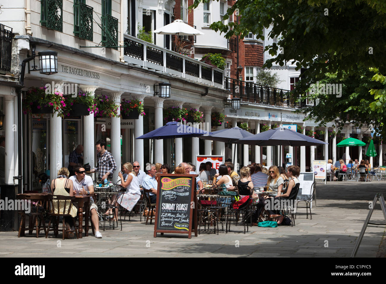 Die Pantiles-Café-Szene im Sommer Stockfoto