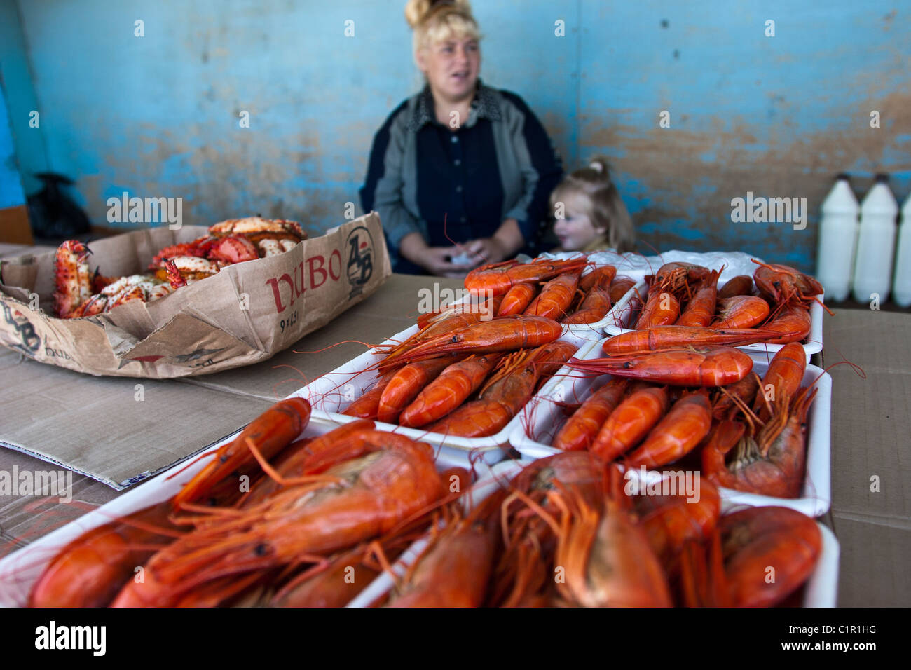 Einheimische Frauen verkaufen lokal gefangenem, gekochte Krabben und Garnelen in Okhotsk, Sachalin, Russland. September 2005 Stockfoto