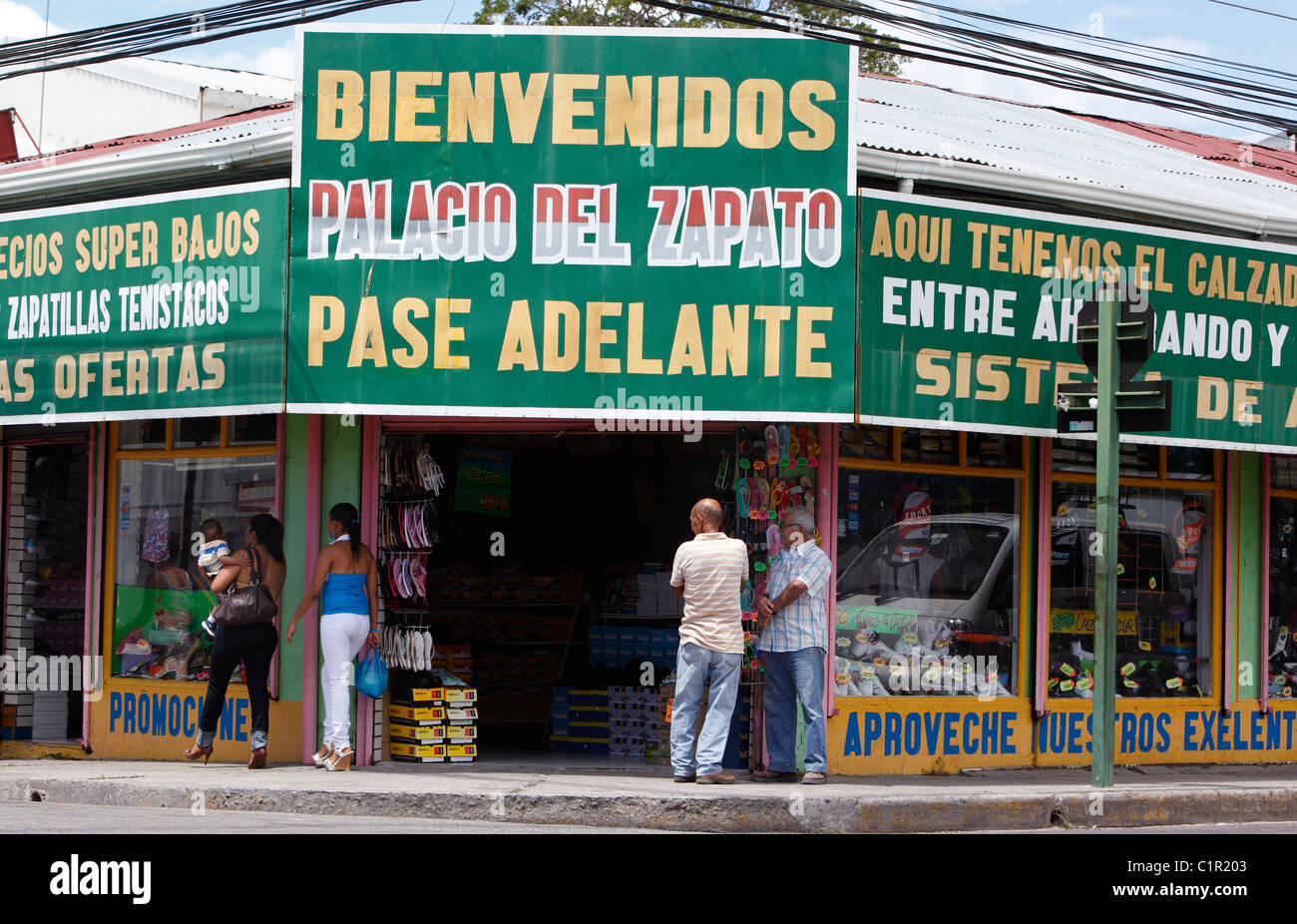Zwei Männer Auge zwei Frauen vor einem Geschäft in Liberia, Costa Rica Stockfoto Zwei Männer Auge zwei Frauen vor einem Geschäft in Liberia, Costa Rica Stockfoto