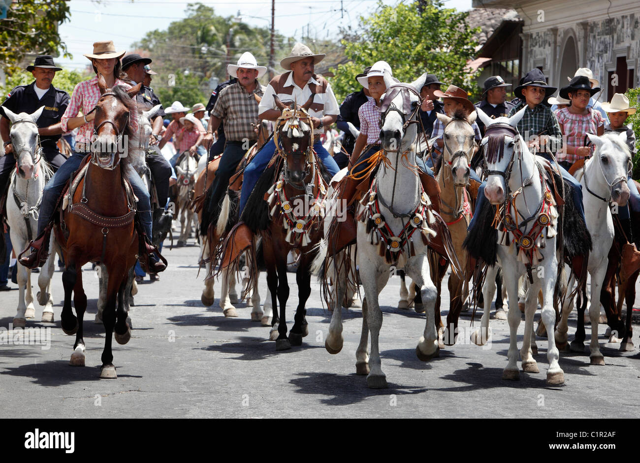 Männer und Frauen reiten Pferde in das städtische Festival Pferd parade in Liberia, Costa Rica Stockfoto Männer und Frauen reiten Pferde in das städtische Festival Pferd parade in Liberia, Costa Rica Stockfoto