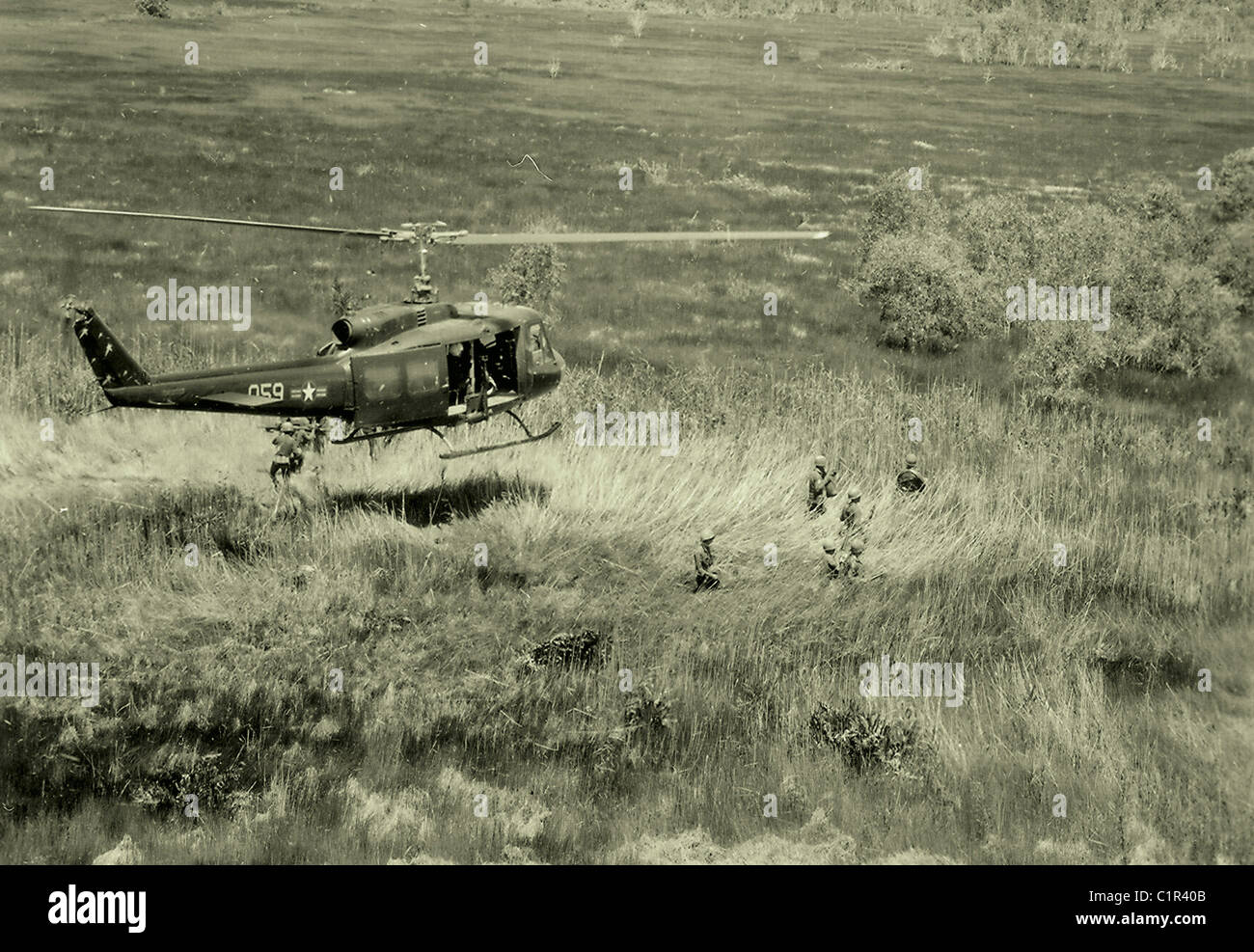 UH-1 Huey Hubschrauber schwebt über vietnamesische Luftwaffe Personal des 211. Hubschrauberstaffel auf einen Kampf Angriff in die Mek Stockfoto