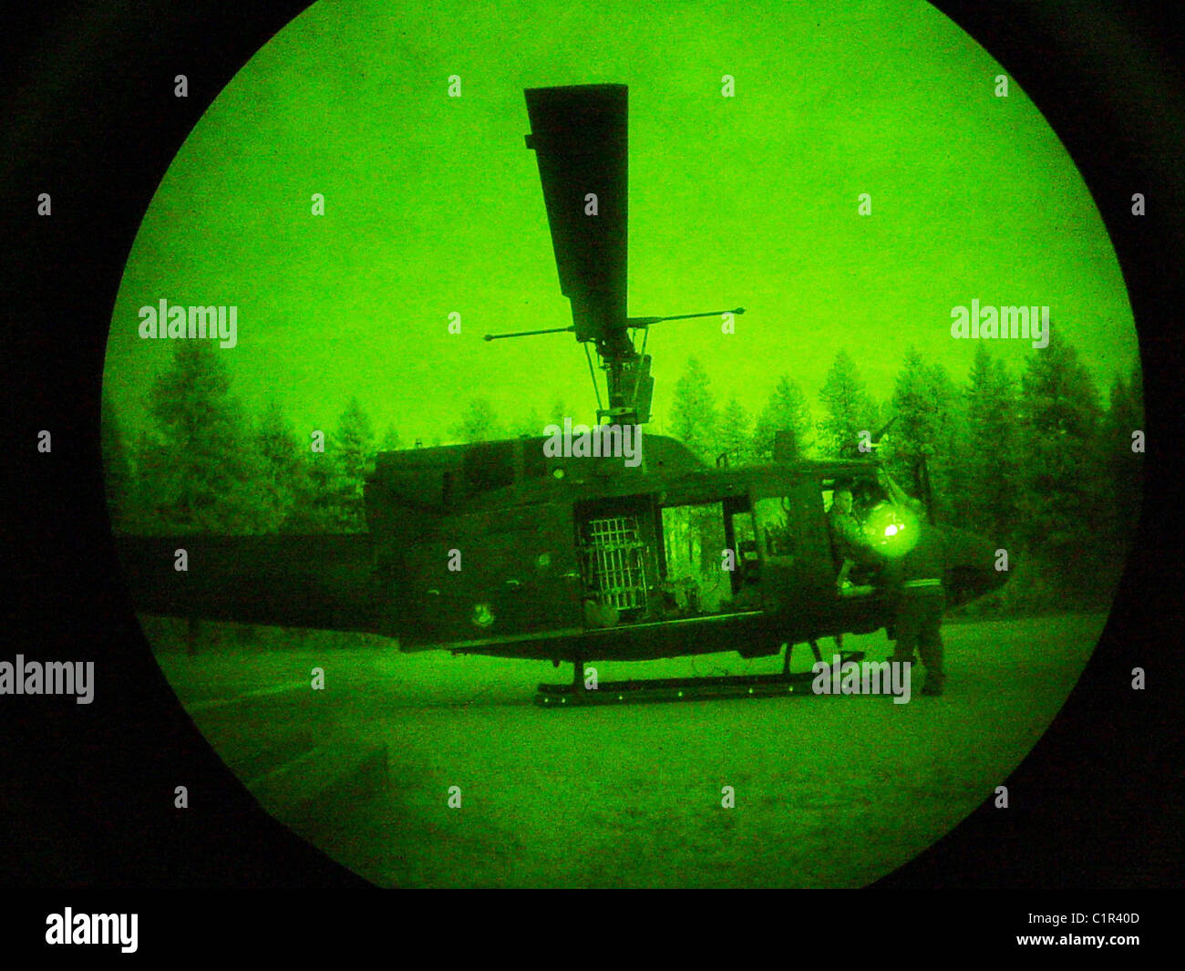 Ein Blick durch ein paar Nachtsicht Brille bei der UH-1N Huey Hubschrauber. Stockfoto