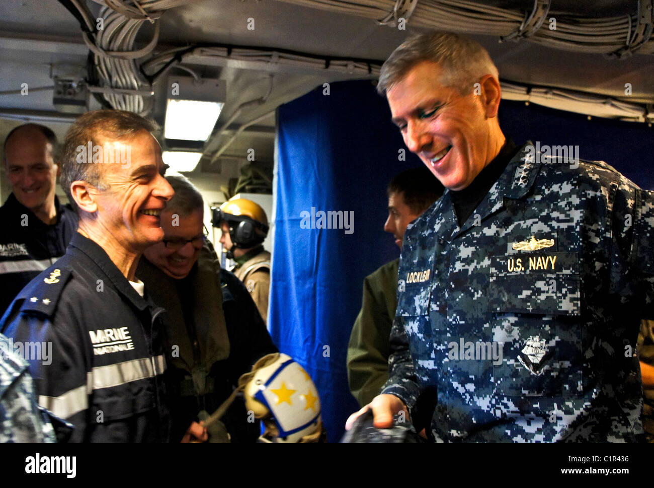 Admiral Samuel J. Locklear, III, Kommandant, Joint Task Force Odyssey Dawn, spricht mit französischen Marine Rear Admiral Philippe Coindreau, Stockfoto