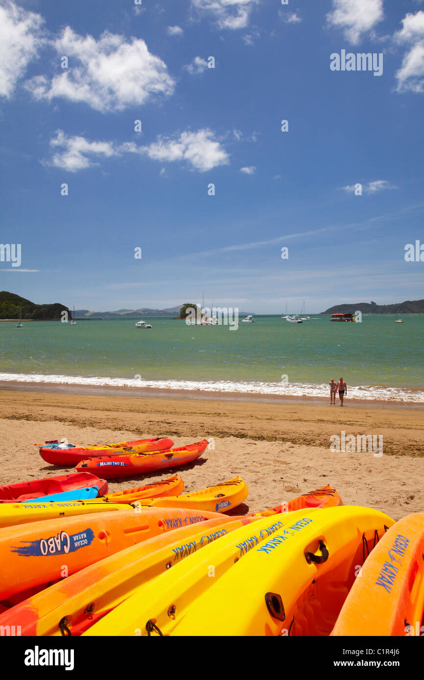 Kajaks am Strand, Paihia, Bay of Islands, Northland, Nordinsel, Neuseeland Stockfoto