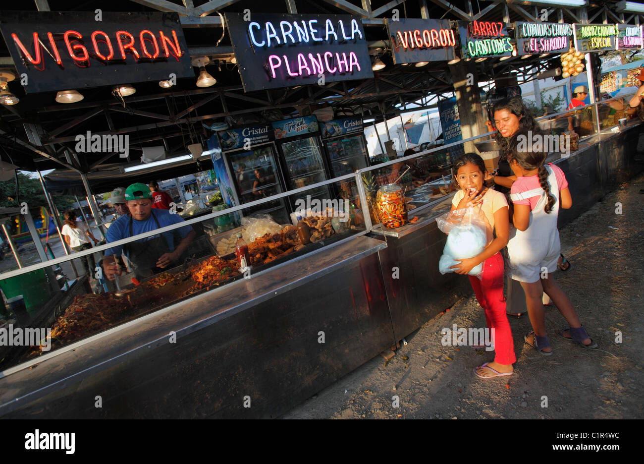 Ein Mädchen essen Zuckerwatte in einer Garküche in das Messegelände während des bürgerlichen Festivals in Liberia, Costa Rica Stockfoto