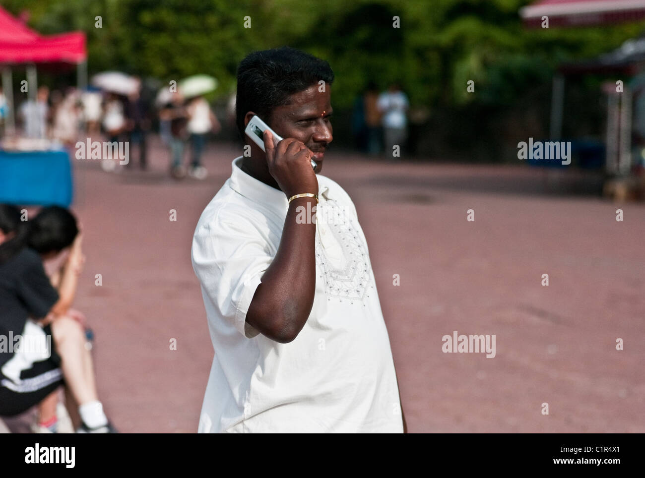 Hindu Mann auf eine Zelle Phone.Kuala Lumpur, Malaysia Stockfoto