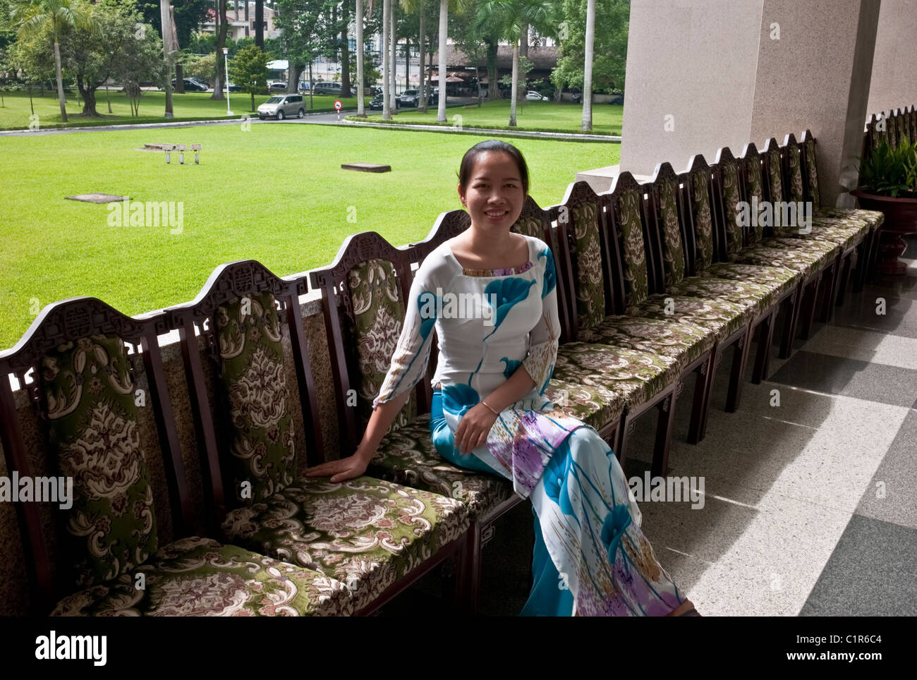 Eine junge Dame Tour Guide bei der Wiedervereinigung-Halle. Saigon, Vietnam Stockfoto