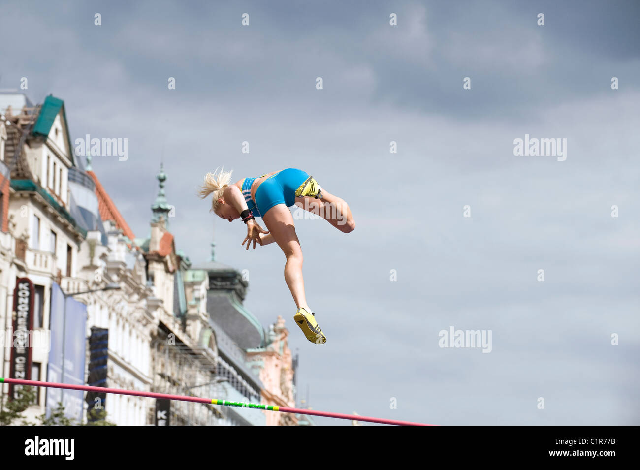 Prag - Blond Athleten springen am Wenzelplatz Stockfoto