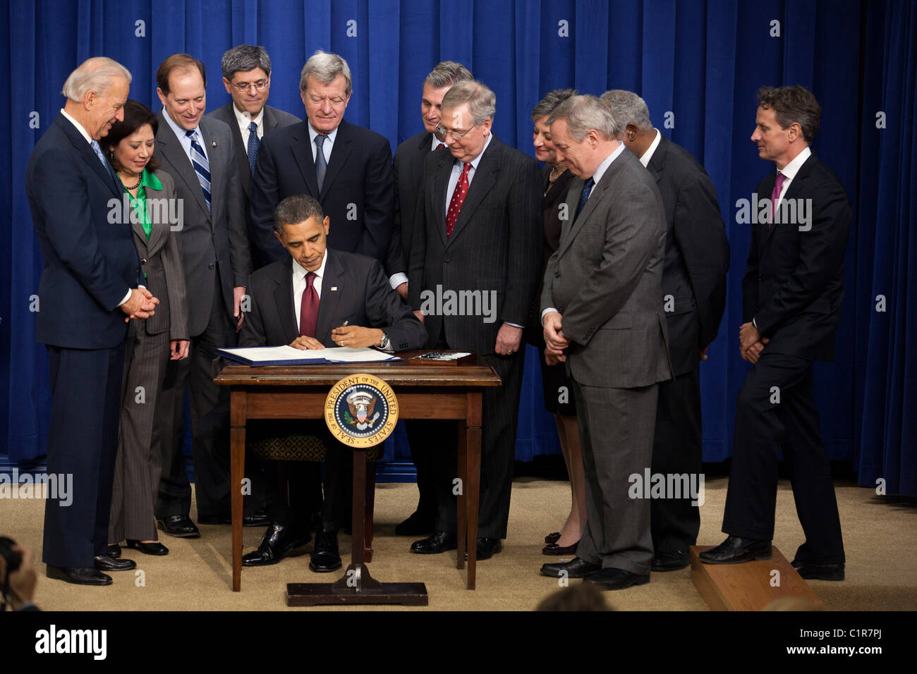Präsident Barack Obama unterzeichnet die Steuererleichterungen, Arbeitslosigkeit Insurance Reauthorization und Job Creation Act des Jahres 2010. Stockfoto