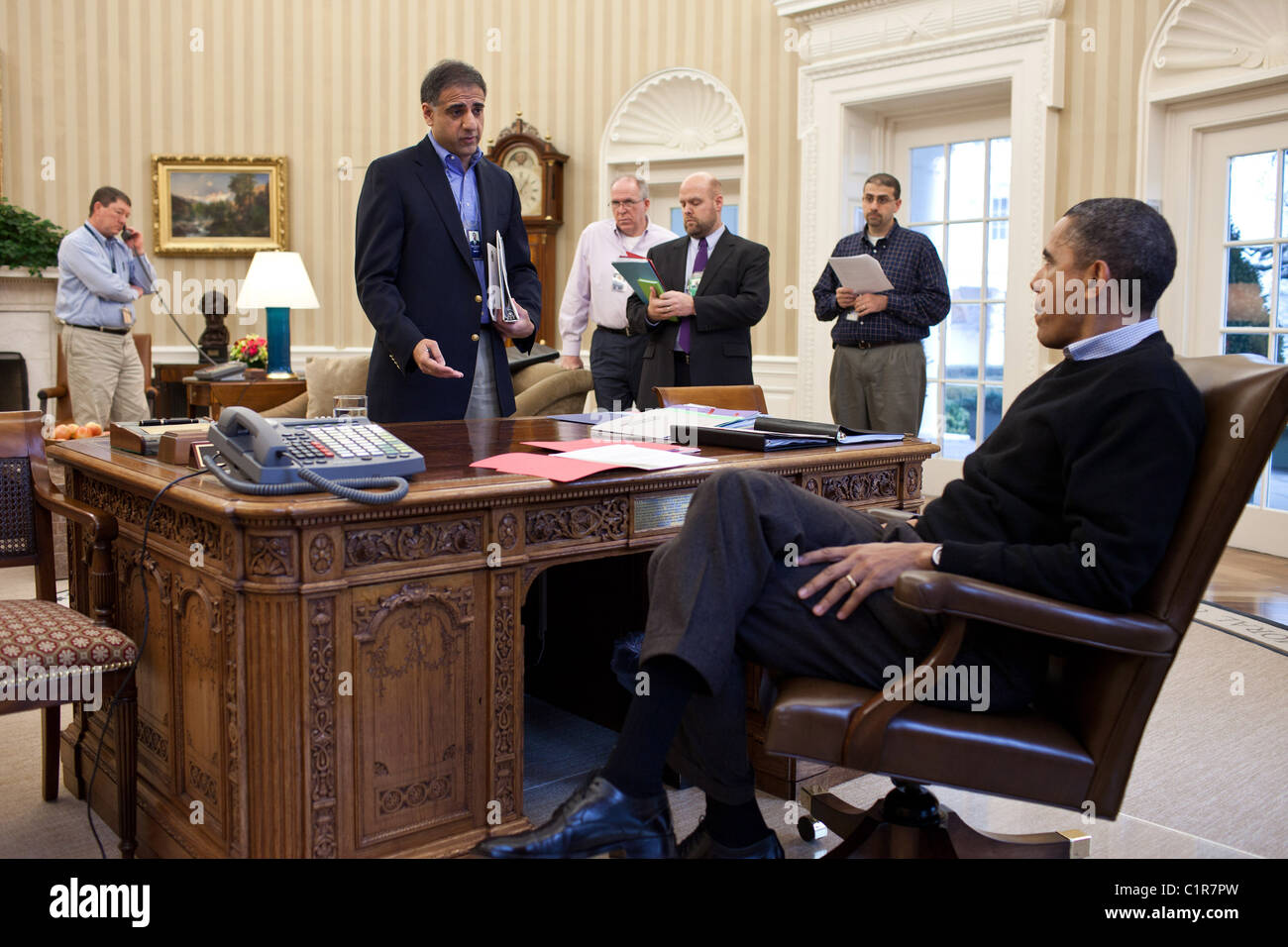 Präsident Barack Obama ist vom Puneet Talwar, Senior Director für den Irak, Iran und den Golfstaaten im Oval Office unterrichtet. Stockfoto