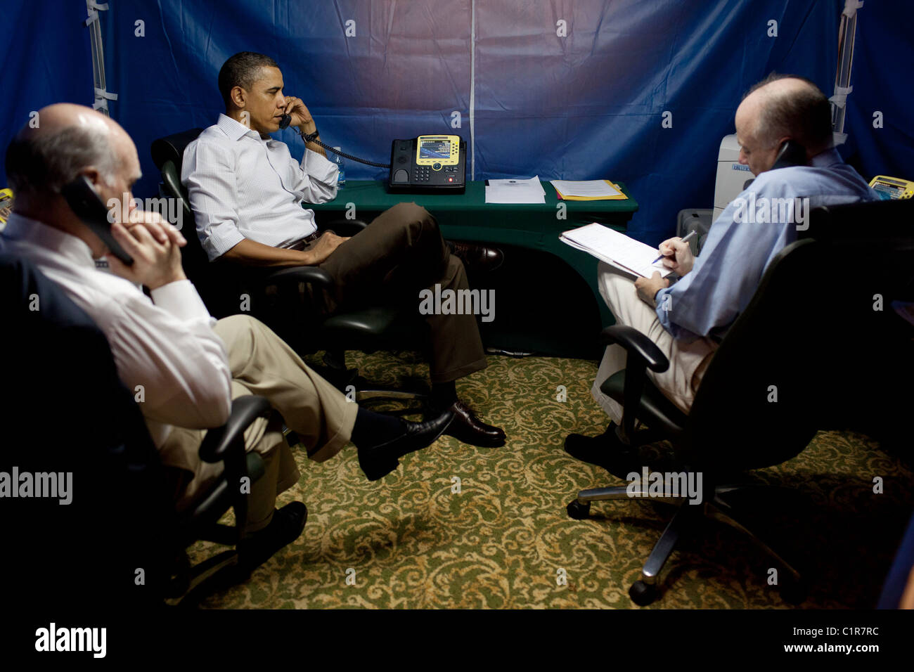 Präsident Barack Obama ist über die Situation in Libyen während einer sicheren Konferenz unterrichtet. Stockfoto