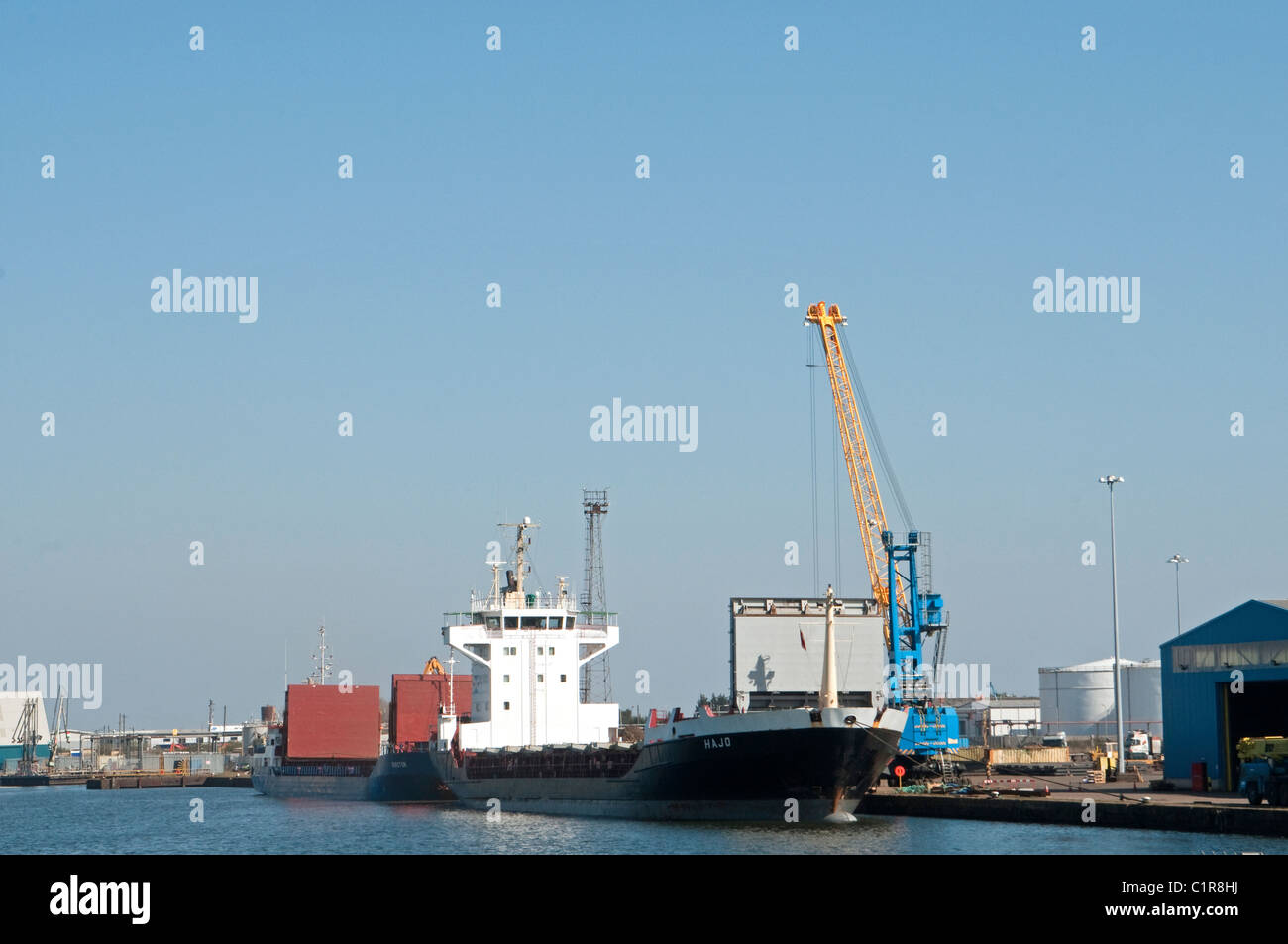 Cargo Schiff entladen an Cardiff Docks in Süd-Wales Stockfoto