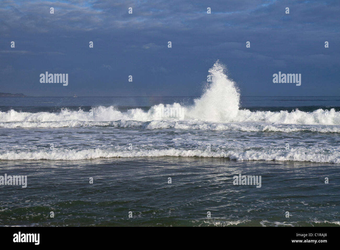 Zwei Wellen verbinden sich zu einer eine Wolke von Spray und Mini Regenbogen, Monterey Bay, Kalifornien, USA Stockfoto