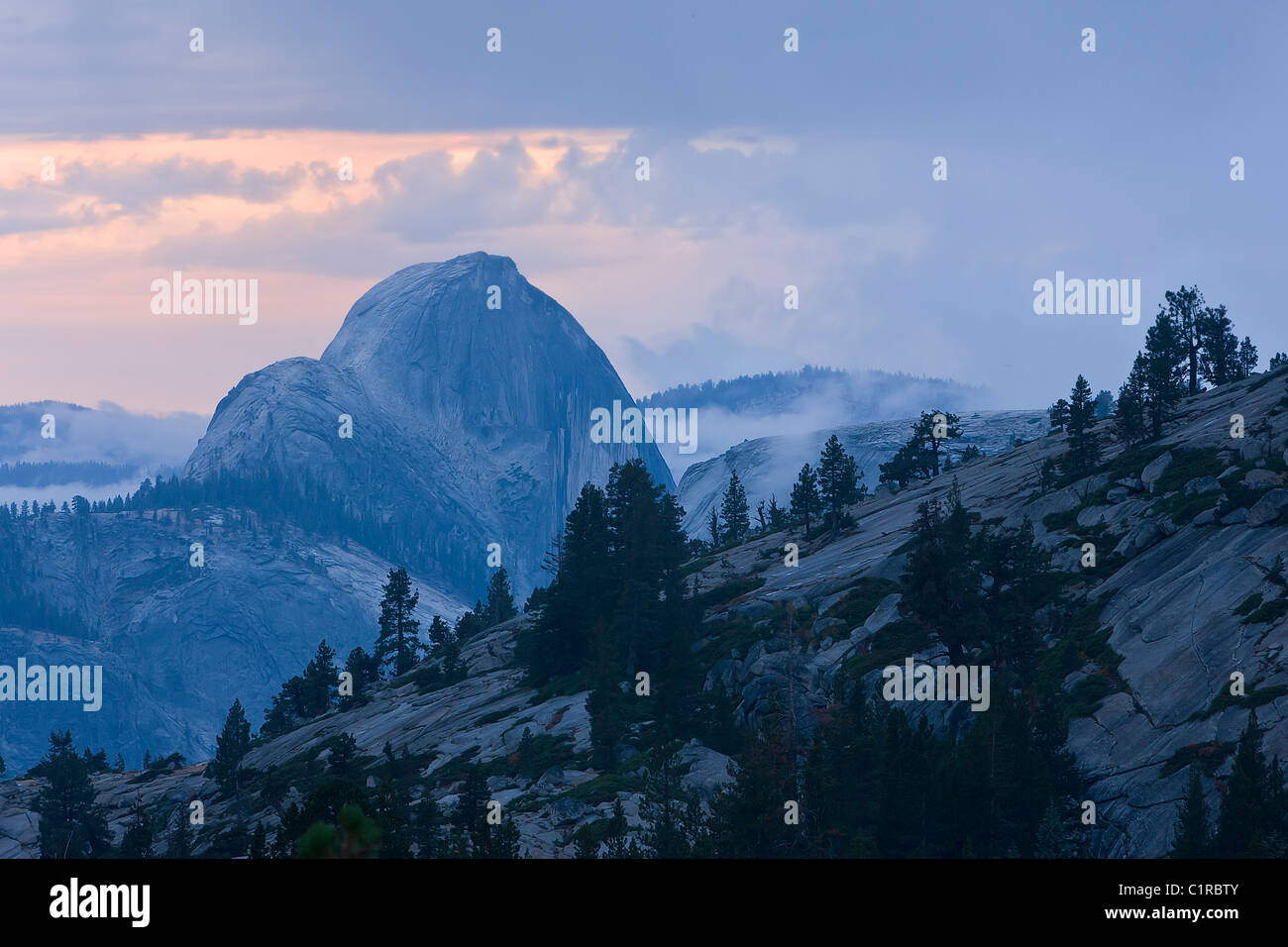 Hal-Dome in der Abenddämmerung aus Olmstead Sicht, Yosemite-Nationalpark, Kalifornien, USA. Stockfoto