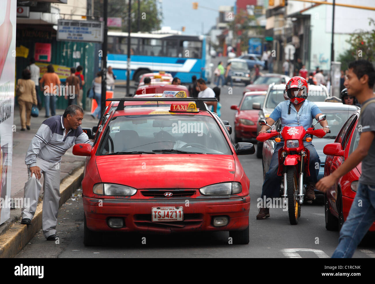 Taxi-Warteschlange, geschäftigen Stadt Straßenszene, San Jose, Costa Rica Stockfoto