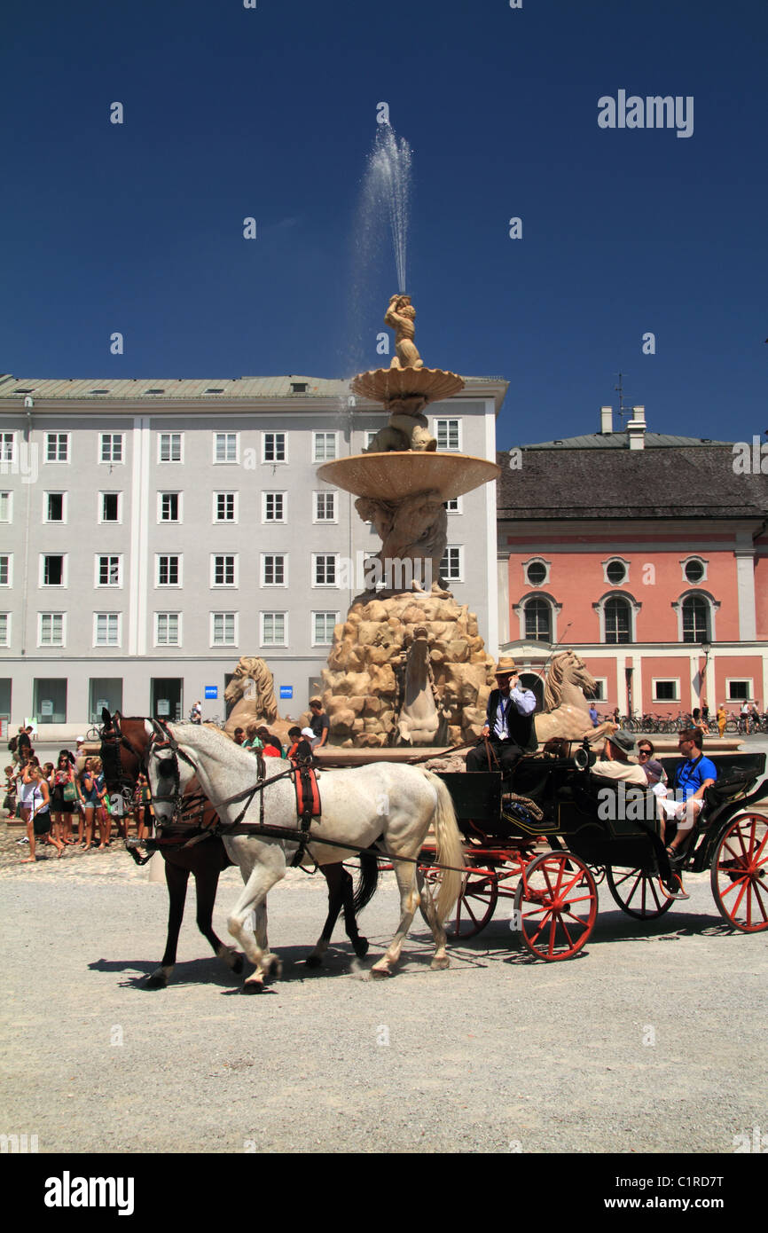 Fiaker am Residenz-Platz in Salzburg Österreich Stockfoto