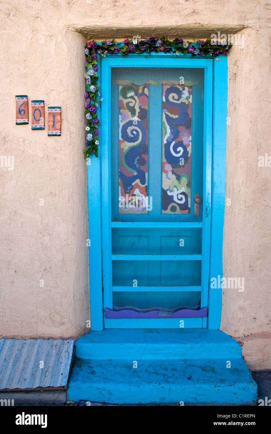 Ein Eingang zu einem Adobe-Haus in Tularosa, New Mexico, ist kreativ mit den Eigentümern künstlerischen Talenten geschmückt. Stockfoto