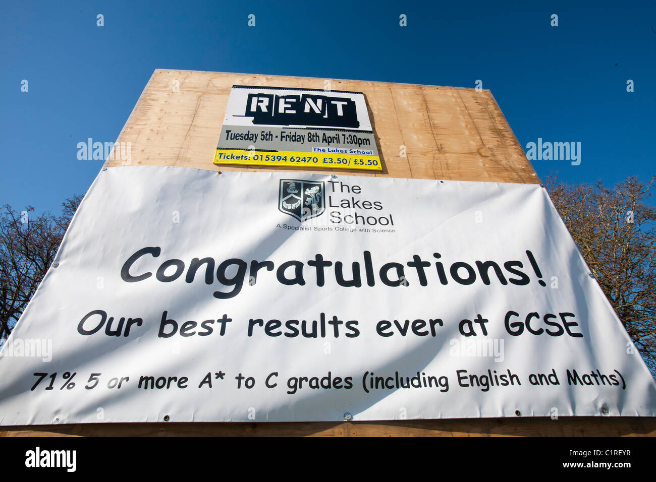 Ein Banner außerhalb der Seen-Schule in Windermere, feiert das GCSE Ergeb- Stockfoto