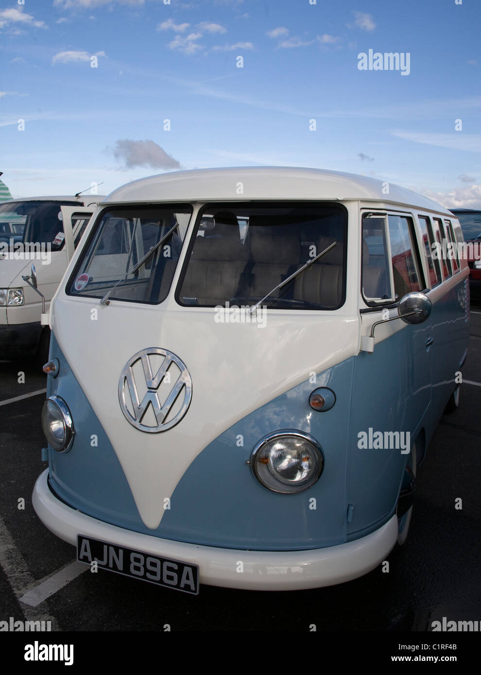 VW Camper Van, gesehen bei kleinen Treffen am Southport direkt am Meer Stockfoto