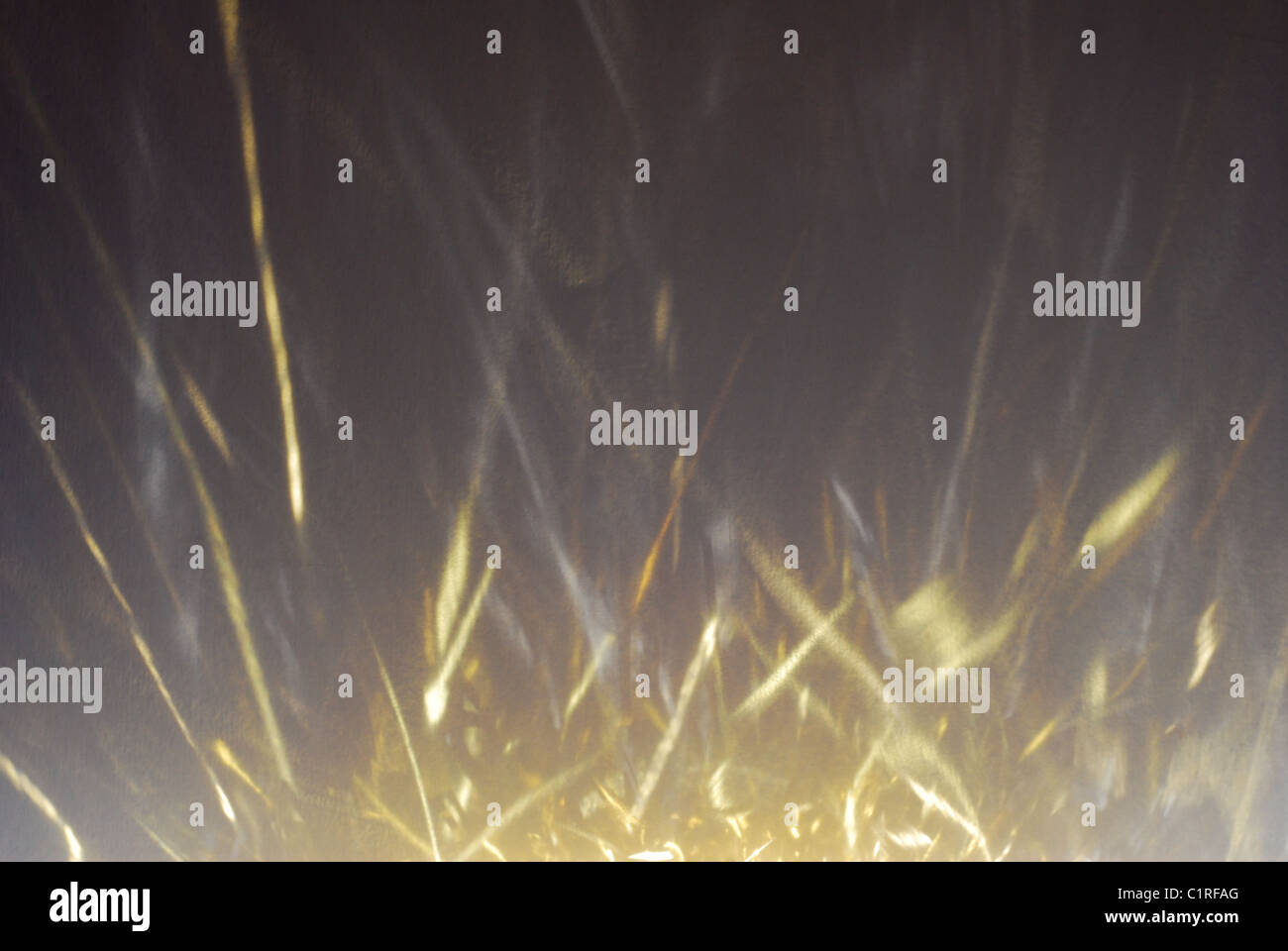 Goldenes Licht Funken Auf Dunkle Grobe Papierstruktur Stockfotografie Alamy