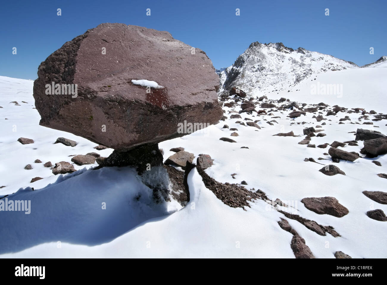 Riesigen Steinblock wie Pilz in Schneeberge. Kaukasus-Gebirge. Elbrus-Bereich. Kabardino-Balkarien. Russland. Stockfoto