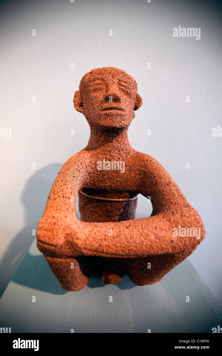 Präkolumbianischen Steinrelief eines Schamanen, 700-1000 n. Chr. sitzenden männlichen Figur, das Museo Nacional de Costa Rica in San Jose Stockfoto