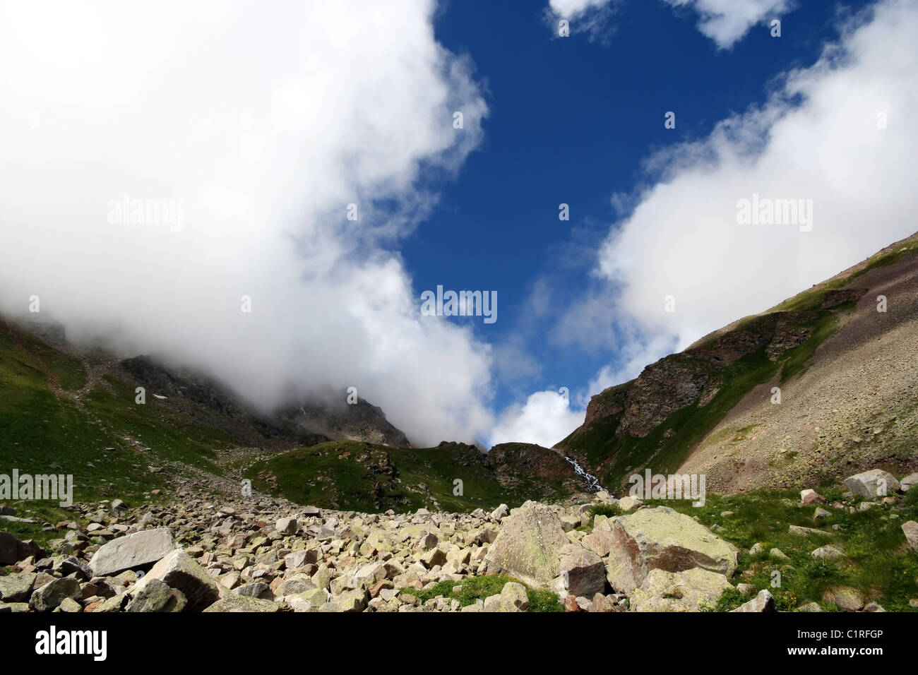Tal in den Bergen des Kaukasus mit Wolken und Nebel. Kabardino-Balkarien. Russland. Stockfoto
