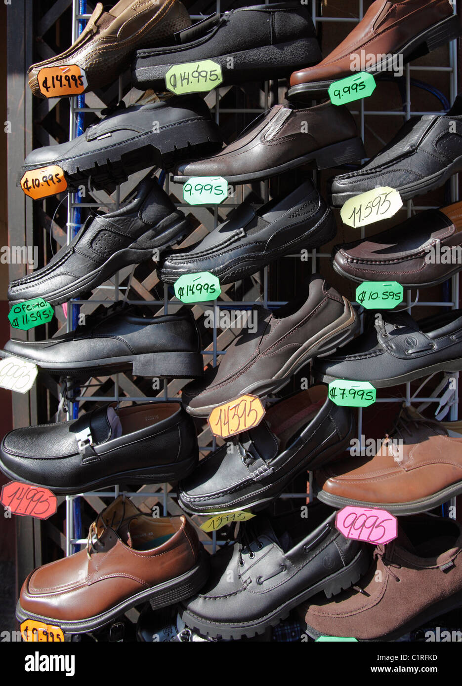 Schuhe zum Verkauf in Costa Rica Colones preiswert Stockfoto