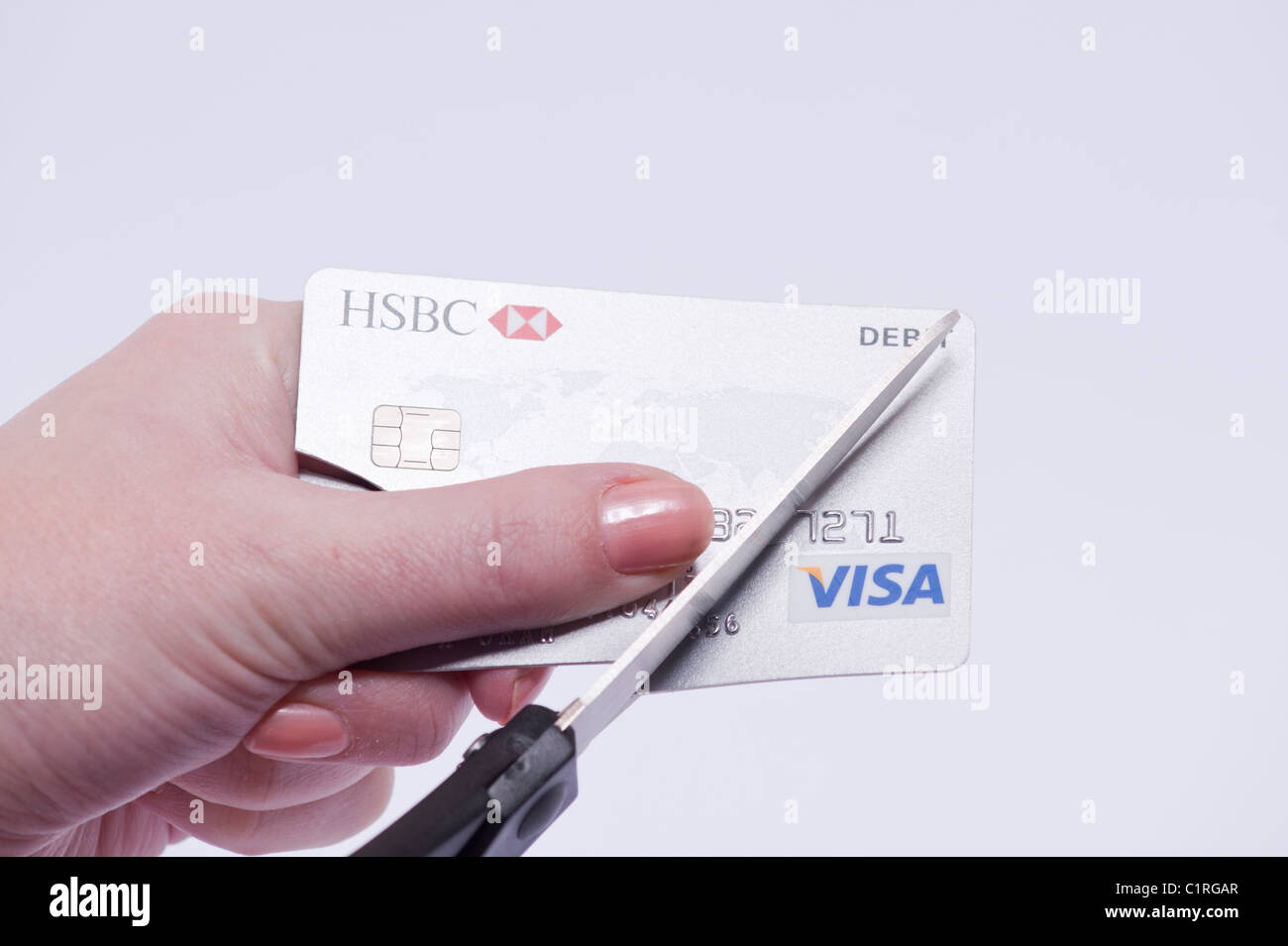 Eine Frau schneidet ihre EC-Karte Stockfoto