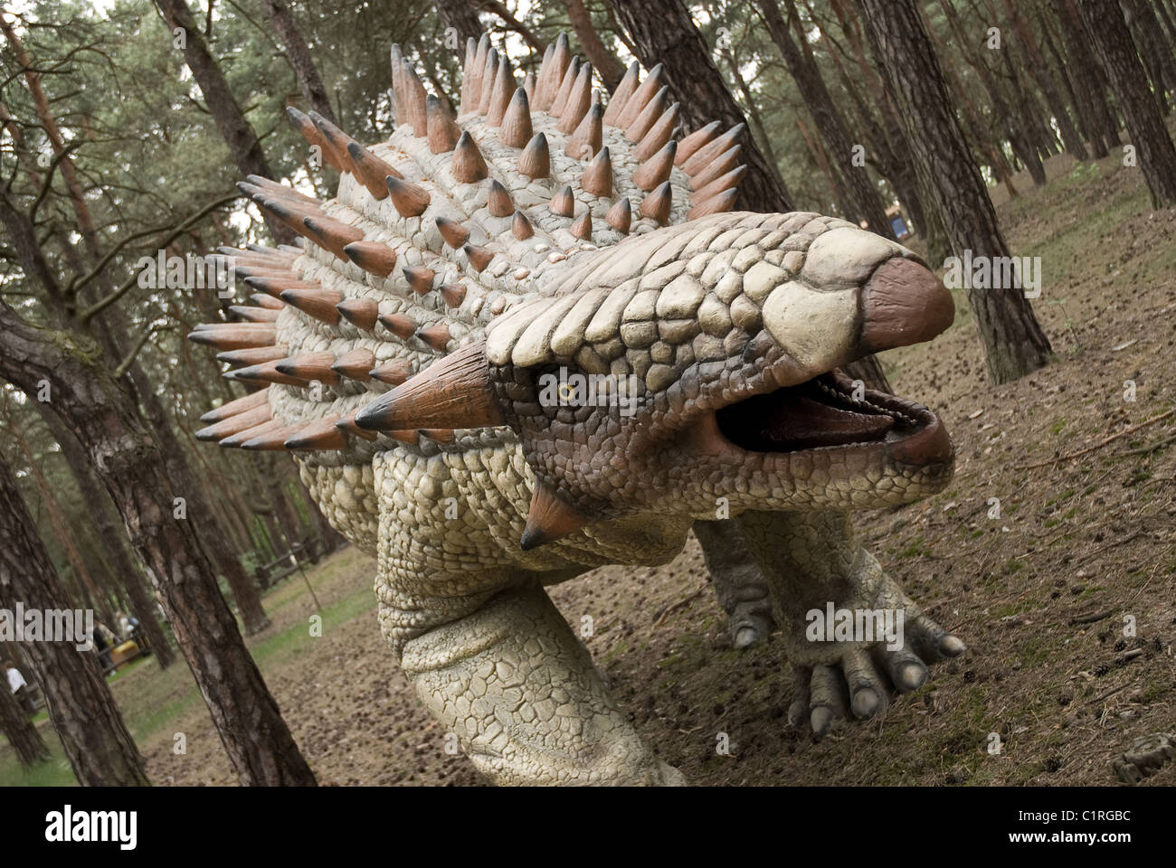 Dinosaurier-οπλον-in den dunklen Wald Stockfoto