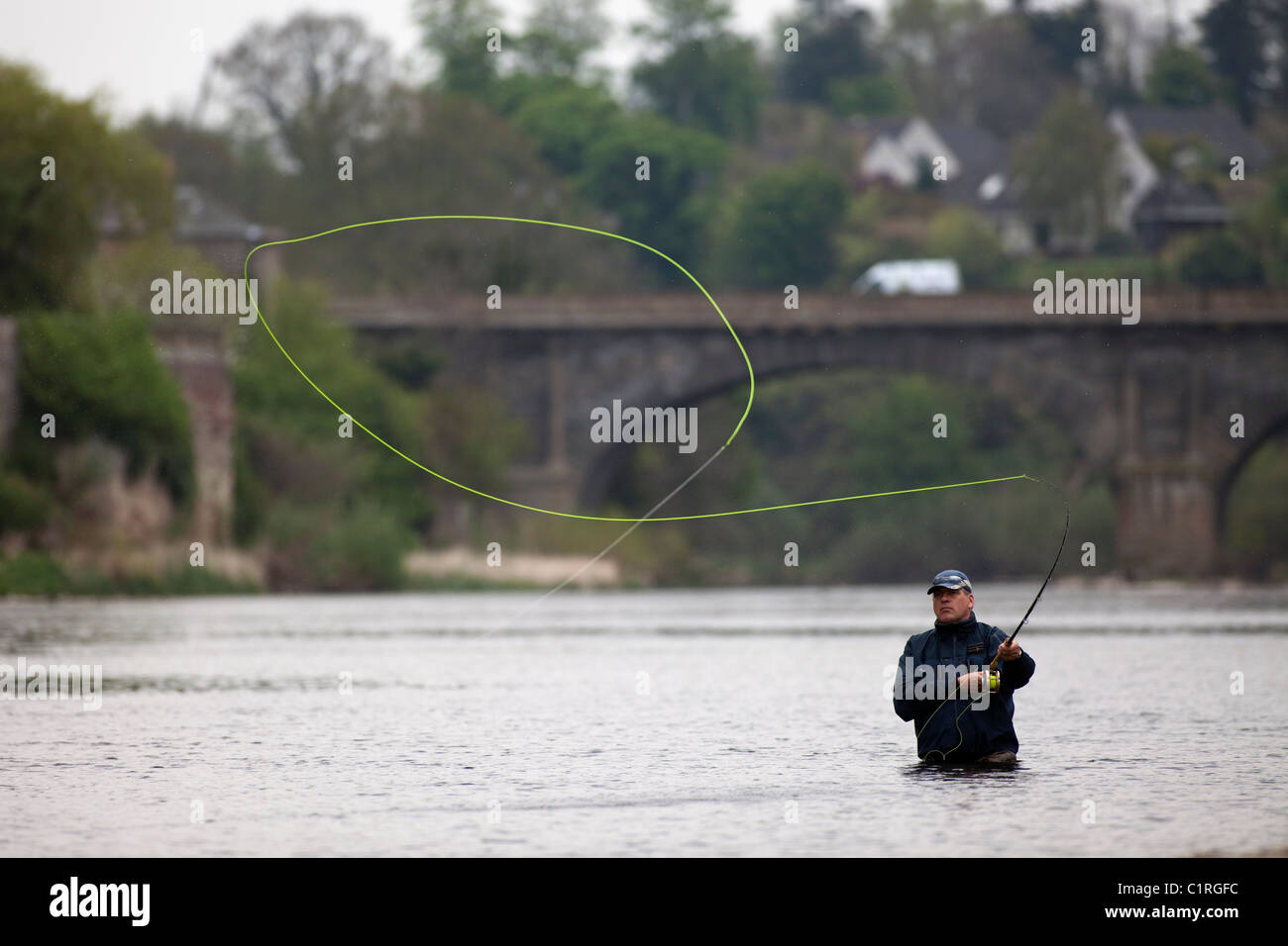 Lachsangeln auf dem Fluss Tweed in der Nähe von Kelso Scottish Borders. Stockfoto
